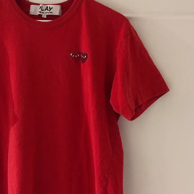 Röd t-shirt från Comme des Garçons ❤️❤️ Köpt second hand från Instagramkontot @sole_plus, men det var tyvärr fel storlek. Storlek L men jag skulle säga att den passar en medium (dam) eller small (herr). 400 kr eller buda i kommentarsfältet!. T-shirts.