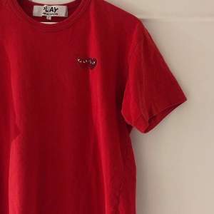 Röd t-shirt från Comme des Garçons ❤️❤️ Köpt second hand från Instagramkontot @sole_plus, men det var tyvärr fel storlek. Storlek L men jag skulle säga att den passar en medium (dam) eller small (herr). 400 kr eller buda i kommentarsfältet!
