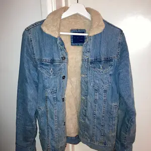Jeans jacka i storlek smal, köpt på herravdelningen på Zara. Går lika bra att anvädas som Unisex.