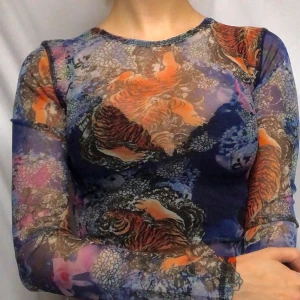 🐯Mesh top💙 - En blå tröja med tiger och blom-mönster i mesh✨använd bara ett fåtal gånger så i riktigt bra skick✨frakt ingår ej utan kostar 42kr✨skriv om det finns några frågor✨