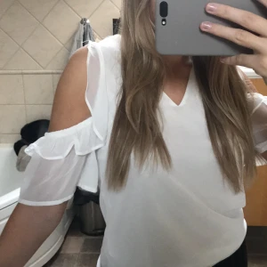 Blus bikbok  - Vit blus med fria axlar 