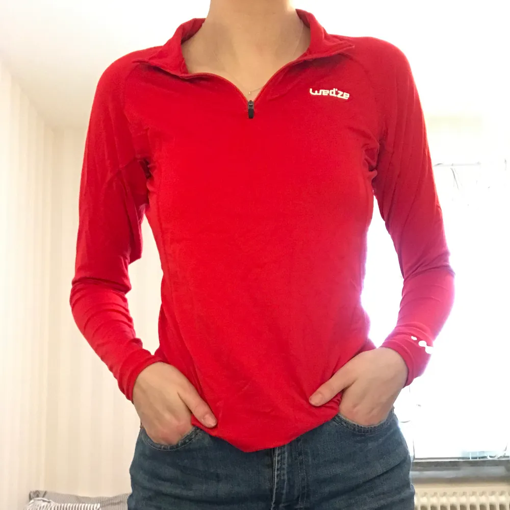Säljer min röda långärmade tröja i tränignsmaterial för att de inte kommer till användning, köparen står för frakt💕 liten dragkedja framtill. Toppar.