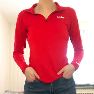 Säljer min röda långärmade tröja i tränignsmaterial för att de inte kommer till användning, köparen står för frakt💕 liten dragkedja framtill