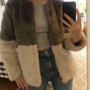 Fake päls jacka  - Säljer min Fake päls jacka. Använd en höst och en vår, den är inte så tjock i tyget. Den går även att stänga. Säljer pga inte min stil längre. Den är i mycket bra skick. Köparen står för frakt 