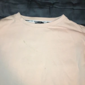 Tröja - •En ljuuus rosa tröja från Stadium i strl Xs.                • Med text på vänstra armen.                               •Tröjan har några fläckar som tyvärr inte gått bort i tvätten 😤syns inte så värst mycket. Frakten ingår! 