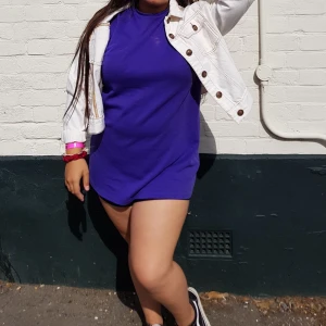 LILA OVERSIZED T-SHIRT KLÄNNING - Säljer dena superfina lila t-shirt klänning från ZARA💜 den har en blekningsfläck på vänster sida men syns knappt💜 använd några enstaka ggr och passar prefekt till era sommaroutfits. Startpris 150 kr+ frakt, pris kan diskuteras!! Är i strl S men oversize