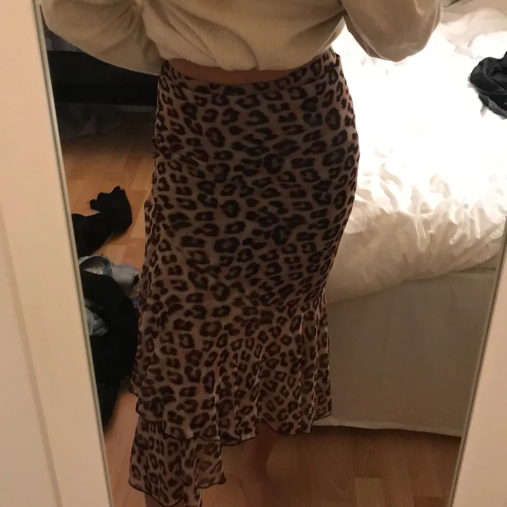 Lång kjol i leopard mönster använd 1 gång. Kjolar.