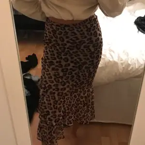 Lång kjol i leopard mönster använd 1 gång