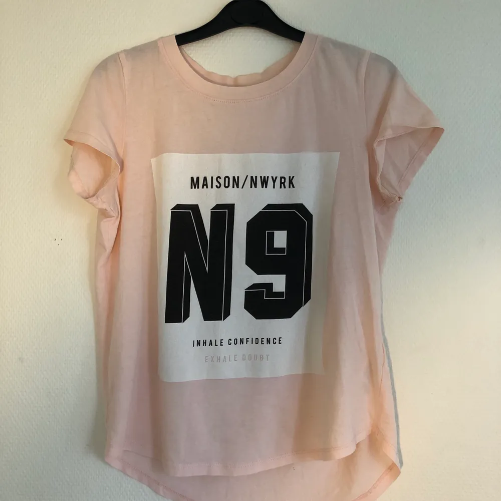 Rosa t-shirt från Gina Tricot. Gott skick. Tryck: Manson/NWYRK N9 Inhale confidence. 50 kr frakt.. T-shirts.