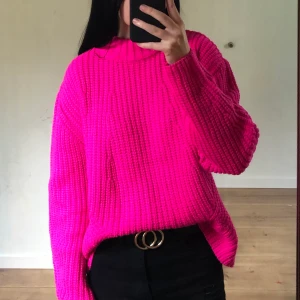 Stickad tröja från Pieces strl S - Neonrosa stickad tröja från Pieces. Tröjan är helt oanvänd och prislappen sitter kvar. 50 kr frakt.