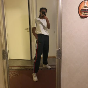 Fila trackpants - As coola trackpants från Fila som jag köpt här på plick. Aldrig använda av mig. Säljer för att jag tycker att dom är lite korta (bild 3), jag är ca. 165cm. Passar en xs/s men även M den har resor i midjan! Pris är diskuterbart. Hör av er vid frågor/ intresse.💓