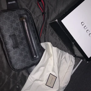 Gucci Magväska  - Den är som ny för jag tar hand om mina grejer. Den har jag haft ganska länge så jag tänker köpa nått nytt tänkte om nån e intresserad av den så kan ni höra av er!!