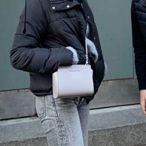En grå axelbandsväska från Mikael Kors💕 den köptes för 2000 kr 