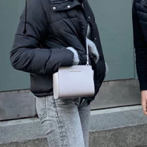 Väska  - En grå axelbandsväska från Mikael Kors💕 den köptes för 2000 kr 