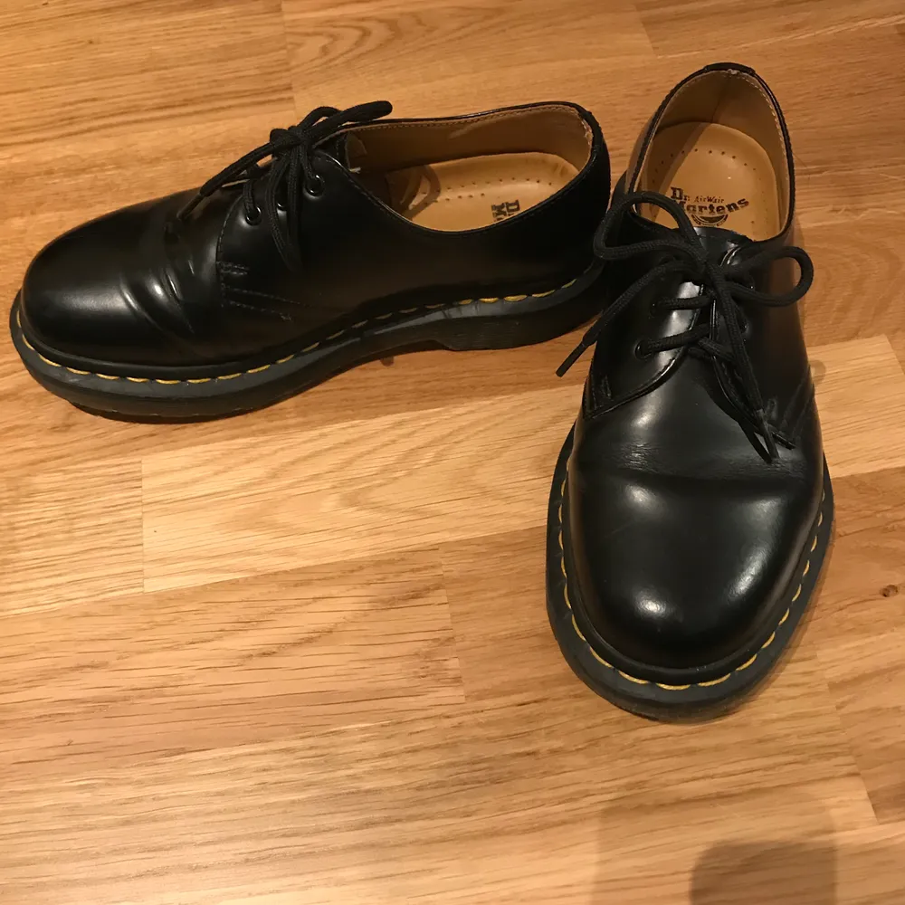 Hallihallå, allihopa! Nästintill oanvända Dr martens i storlek 37. I mycket bra skick då de endast använts ett fåtal gånger! Skorna har bara legat i garderoben, därav väljer jag nu att sälja! Eventuell frakt står köpare för. Hör av er om ni vill ha fler bilder! Nypris 1000kr. Priset kan diskuteras. . Skor.