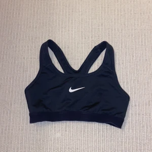 Nike sport-bh - En svart sport-bh från Nike i storlek s. Frakt tillkommer🛍