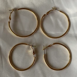 ’NYA’ öronhängen, creoler  - Nya creoler i guldfärg, ej äkta guld. Aldrig använda, säljer de som två par. Vill man köpa båda paren ordnar vi ett paketpris såklart! 😊