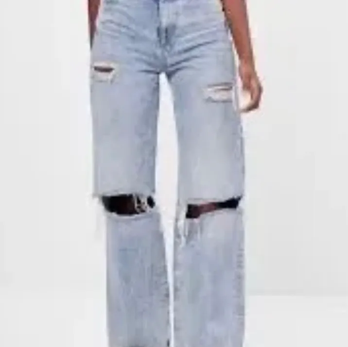Jag säljer mina oanvända jeans från Bershka i modellen 90s tipped i storlek 40. Jag har vanligtvis strl M/ 38 men 40 passade perfekt. Längden är också perfekt (jag är 175cm). Jeans är även i superfint skick! Säljer de pga de ej kom till användning:( 💕💕💕. Jeans & Byxor.