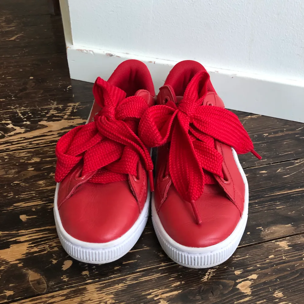 Röda puma skor i stl 38, de är i fint skick! Köparen står för frakten<3. Skor.