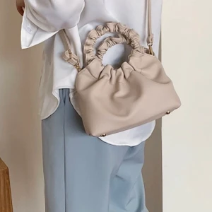 Väska - Säljer min jätte fina ljus rosa/ beigea väska. Använd fåtal gånger och inga deffekter. Köpare står för frakt eller möts upp i gbg💓lånade bilder men kan skicka fler på min!