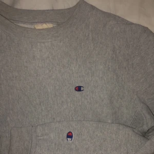 Champion tröja  - As skön champion sweatshirt i grå. Använd fåtal gånger och är i mycket bra skick! Buda i kommentarerna.