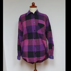 Skjorta i storlek L - Lila och rosa flanell skjorta. Den är köppt begagnad men knappt använd av mig. 