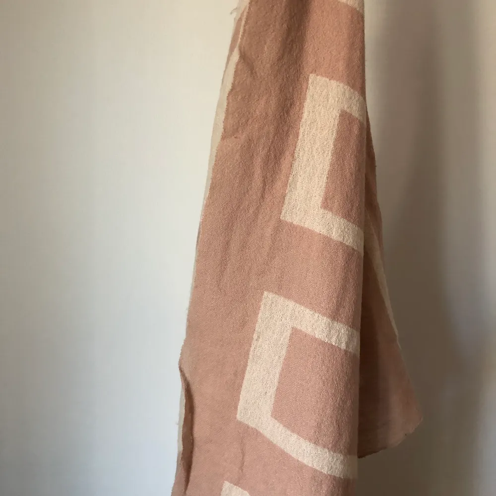 Rosa/beige scarf i fint skick. Köparen står för eventuell fraktkostnad. Swish is queen 🍥🍧. Accessoarer.