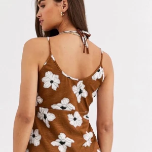 Vera Mode,Blommigt linne - Blommigt linne med smala axelband och v-ring. Lite 70-tals känsla. Helt nytt skick, aldrig använd. 