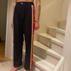 Popperpants från Loavies  - Balla popperpants (knapparna går även att öppna) från Loavies 🥳  superstrechiga i storlek L men passar även M och S. Hon på bilden är 170cm och bär vanligtvis storlek S! ❣️  Köparen står för frakten men jag kan även mötas upp i närheten 🌼🌼