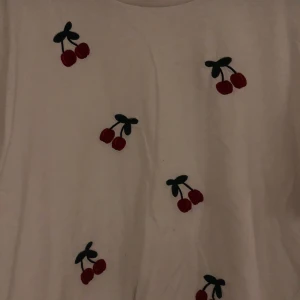 T-shirt - T-shirt med körsbär. Strl M.