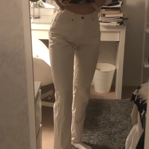 Raka Levis Jeans  - Säljer dessa vita raka Levis jeans. En av öglorna som man stoppar in skärpet har lossnat men det går att laga om det vore så! De är lite tunnare i materialet och super sköna. Jag är 177cm lång och de går ända ner till fötterna på mig. De sitter som en S❤️