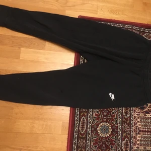 Nike Sweatpants (Meddela för fler bilder) - Mjukisbyxor från Nike storlek M, köpte på intersport förra året. Fortfarande bra kvalité men eftersom att jag tvättat dom såpass många hänger så är dom inte lika mjuka som när dom var nya. Det finns en blekningsfläck och ett litet hål.