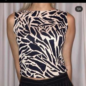 handsydd zebra topp sydd utav en begagnad klänning!🦓😍 (finns även en matchande kjol att köpa) modellen är en XS och är 165cm
