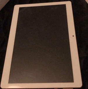 Surfplatta - Hej säljer min helt oanvända surfplatta för 700kr pris går att diskutera! Den har inga sprickor och ingen laddare som följs med! Perfekt för barn att spela spel på!