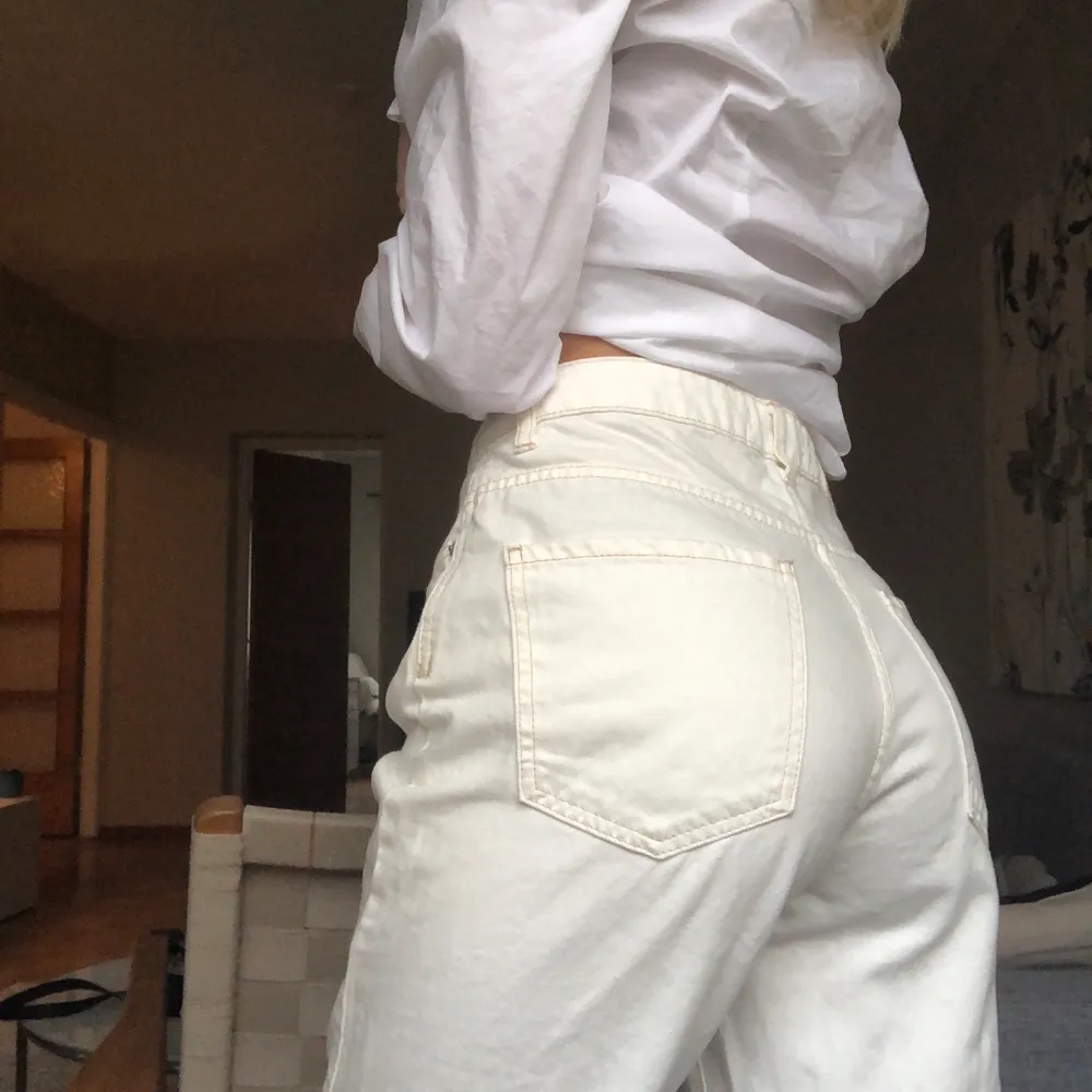 Knappt använda mom jeans från Zara i strl 36/S!! Är 167 cm lång och de slutar vid ankeln. . Jeans & Byxor.
