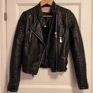 Svart skinnjacka - Svart skinnjacka i storlek 38 men något mindre i storleken. 