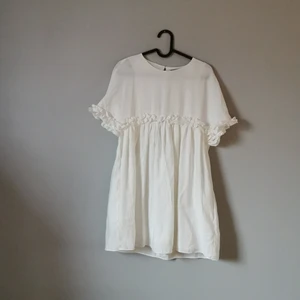 Vit klänning  - Vit klänning. . För vidare beskrivning hör av dig! 