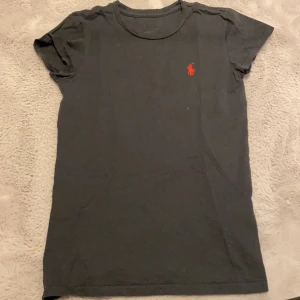 Svart Ralph Lauren tröja  - En svart Ralph Lauren tröja väldigt fin ( storleken har dock suddats ut men tror denna är XS, den är köpt i new york så de är en väldigt fin t-shirt💕💕