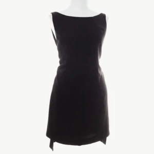 Turnover - Minimalistisk klänning som knyts bak.