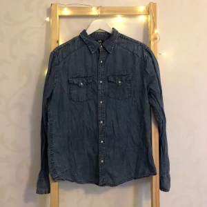 Jeans Skjorta Large - Schysst Jeans Skjorta i storlek Large! Lite tunnare, så perfekt för sommaren över en vit t-shirt eller för sig själv! 