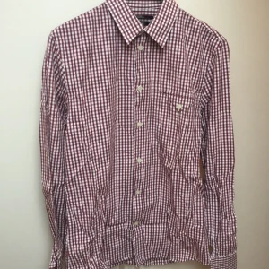  - Rutig skjorta från Filippa K. Tyvärr ostruken på bild men tjock och gedigen bomull är det