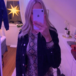 Svart Jeans jacka från Zara  - Säljer min croppade jeans jacka från Zara i svart/grå färg strl 34! Silvriga knappar