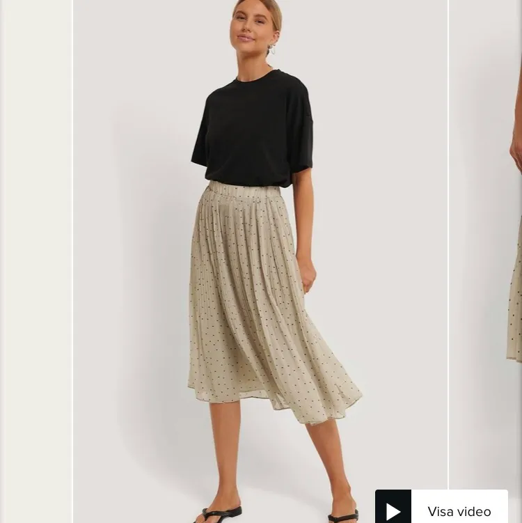 En så fin och somrig kjol från NAKD som tyvärr inte kommit till användning alls. Så gott som ny, köpte den i augusti i somras. Frakten kostar 63kr. Nypris 349kr.. Kjolar.