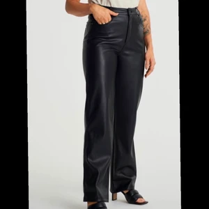 Raka skinnbyxor i storlek 40 - Slutsålda skinnbyxor från Maja Nilsson Lindelöfs kollektion med Gina tricot. Otroligt sköna och helt oanvända. Nypris: 549kr (budet ligger på 390kr)