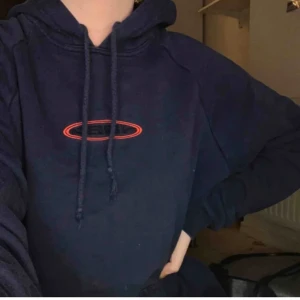 Mörkblå hoodie  - Säljer denna superfina hoodin, då den inte kommer till användning längre! Storlek L! Säljer nu för 150, och köparen står för frakt💖 