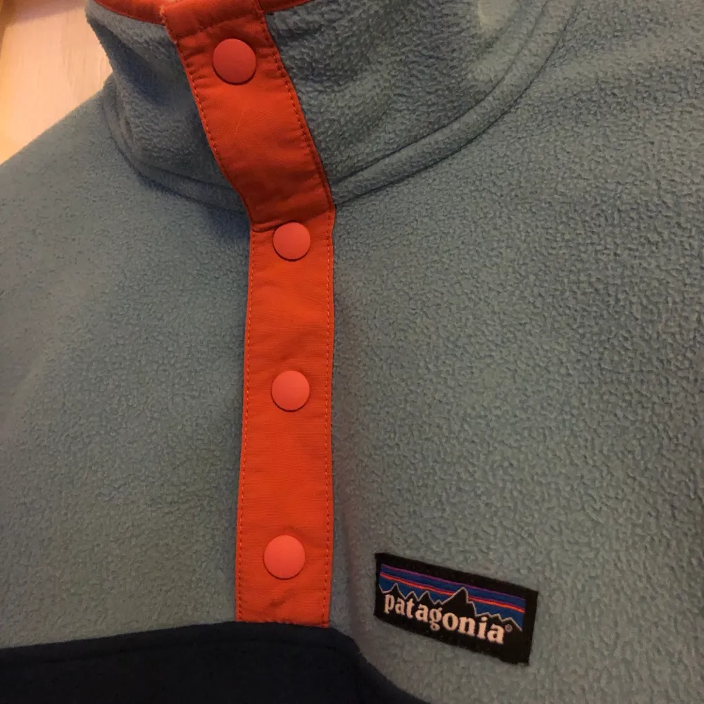 Snygg Patagonia Lightweight Snap-T, Storlek Medium. Turkos/Mörk Blå/Aprikos färgad! Fleecetröja!            Nästintill oanvänd!                           Nypris 900 kr. Tröjor & Koftor.