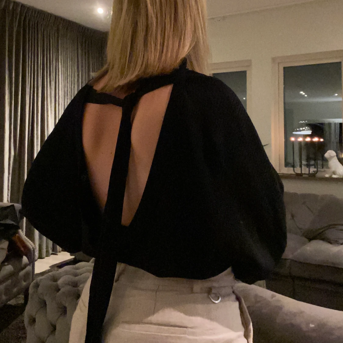 SVART FIN TRÖJA MED ÖPPEN RYGG
