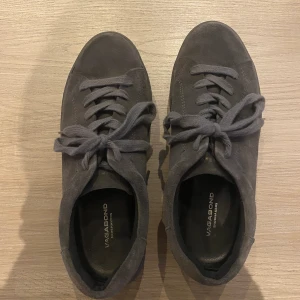 VAGABOND SKOR - Ett par skor. Använda typ 3 ggr därmed ganska nya som man kan se. Bra kvalitet. En fin lite mörkare grå färg i mocka material. Köpta för runt 1000/1200kr. Köparen står för frakten. Kontakta för mer info och bilder😎😎