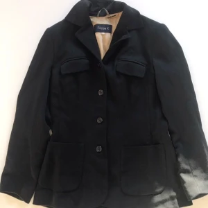 Kavaj från Filippa k - Trendig kavaj från Filippa k. Har en liten skråma inuti jackan annars är den i bra skick. OBS! Allt jag lagt upp ska bort till slutet av denna månad! Buda pruta gärna, fri frakt på köp av 2