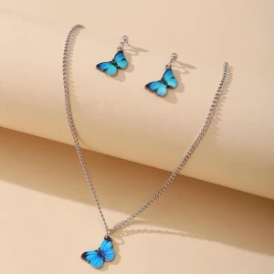 Smyckesset🦋 - Säljer oanvänt halsband + örhängen som ett set🦋🤍 frakt 11kr 